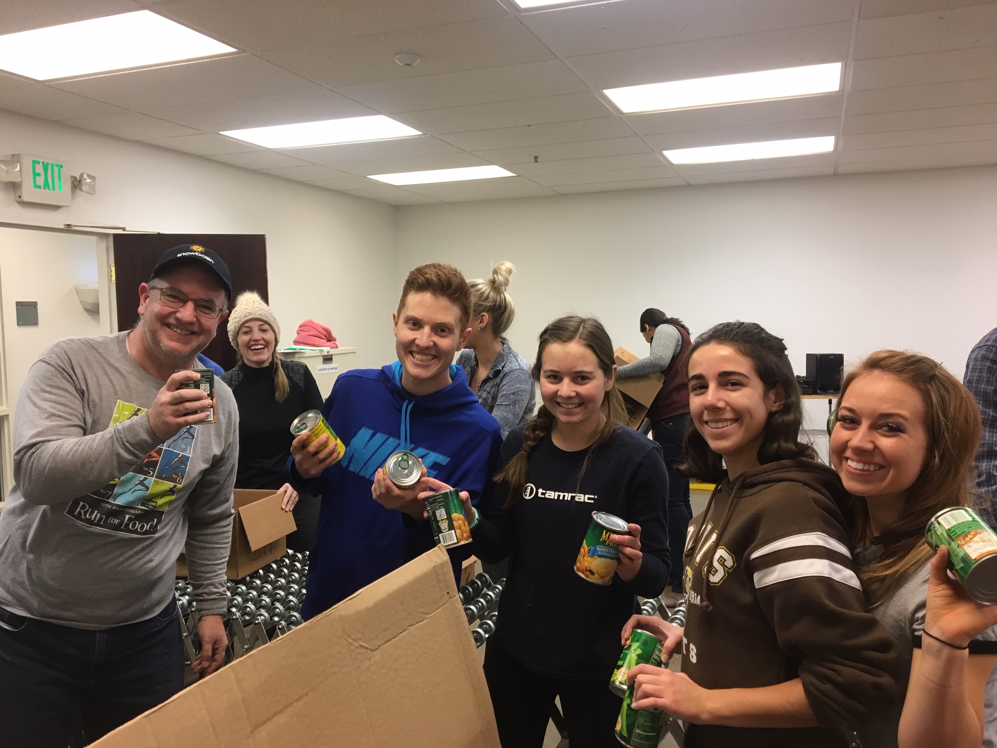 Alumni Food Drive 2018 collecting cans