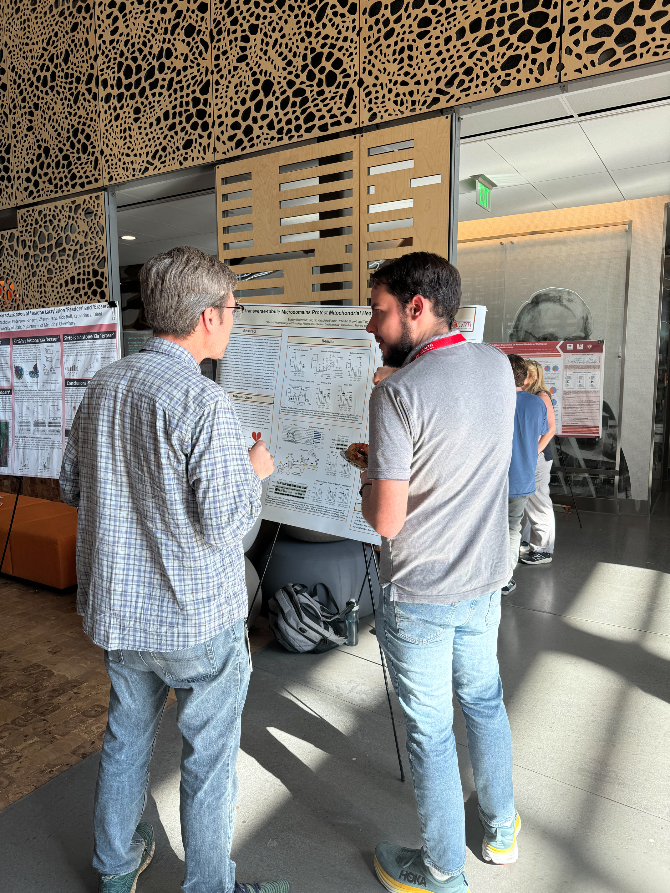 Bradley explaining his research to fellow lab member